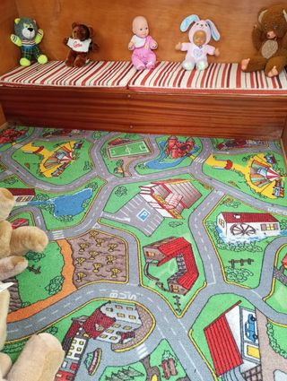 Casetta in legno per bambini con altalene