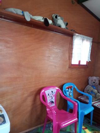 Casetta in legno per bambini con altalene