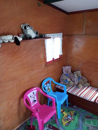 Casetta in legno per bambini con altalene