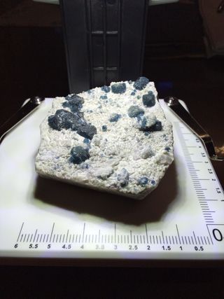 Minerali blu su roccia