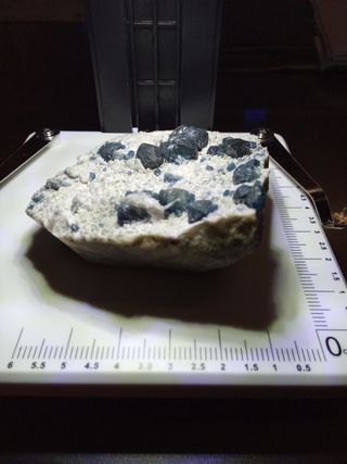 Minerali blu su roccia