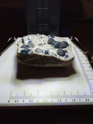 Minerali blu su roccia
