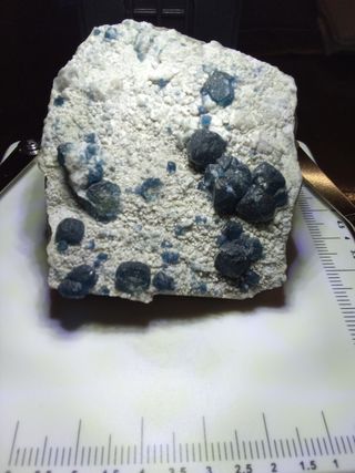 Minerali blu su roccia