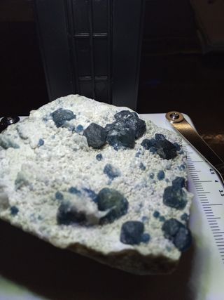 Minerali blu su roccia
