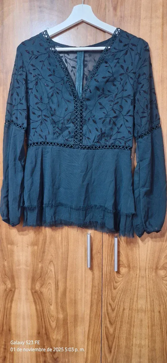 Blusa verde con bordado floral