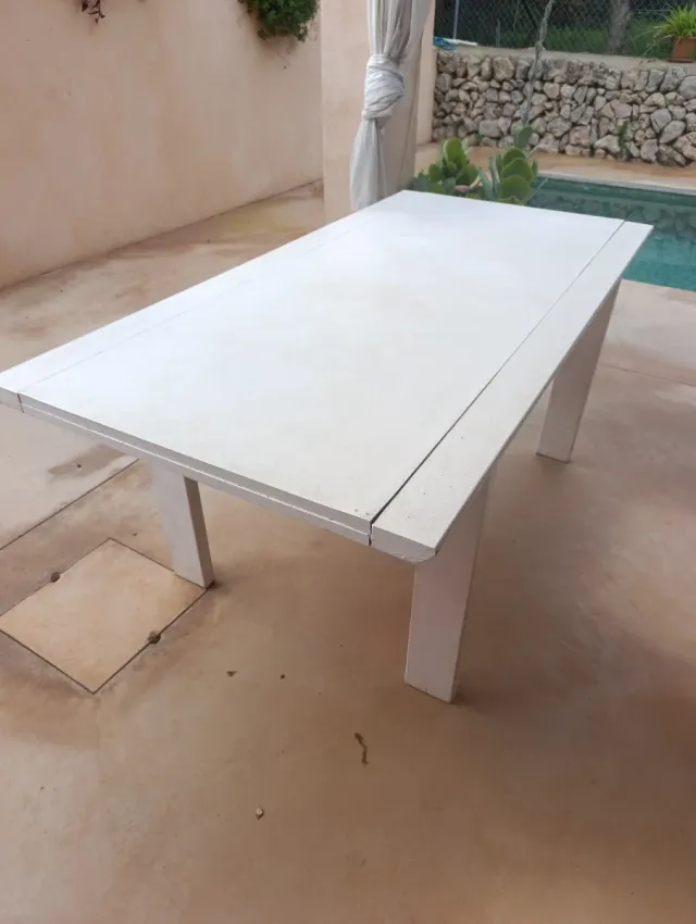 Mesa de madera maciza blanca
