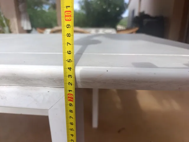 Mesa de madera maciza blanca