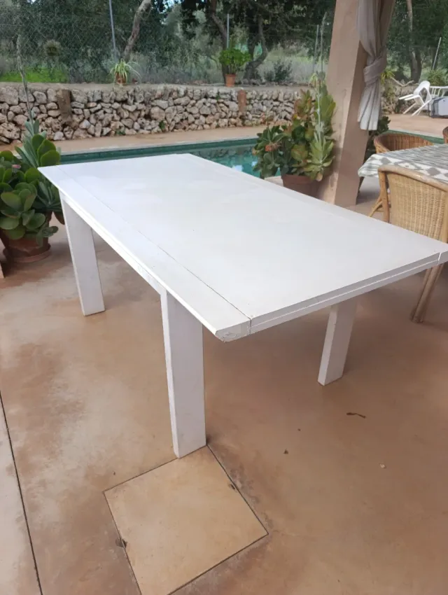 Mesa de madera maciza blanca