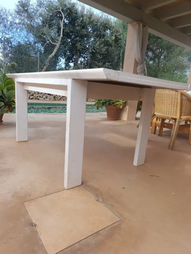 Mesa de madera maciza blanca