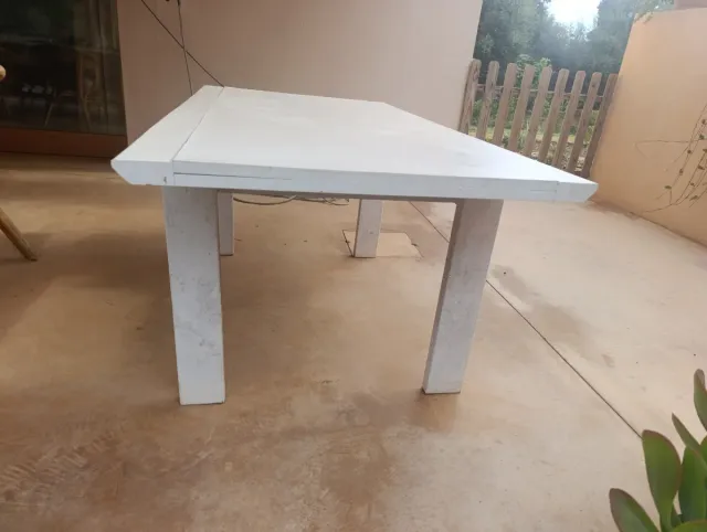 Mesa de madera maciza blanca