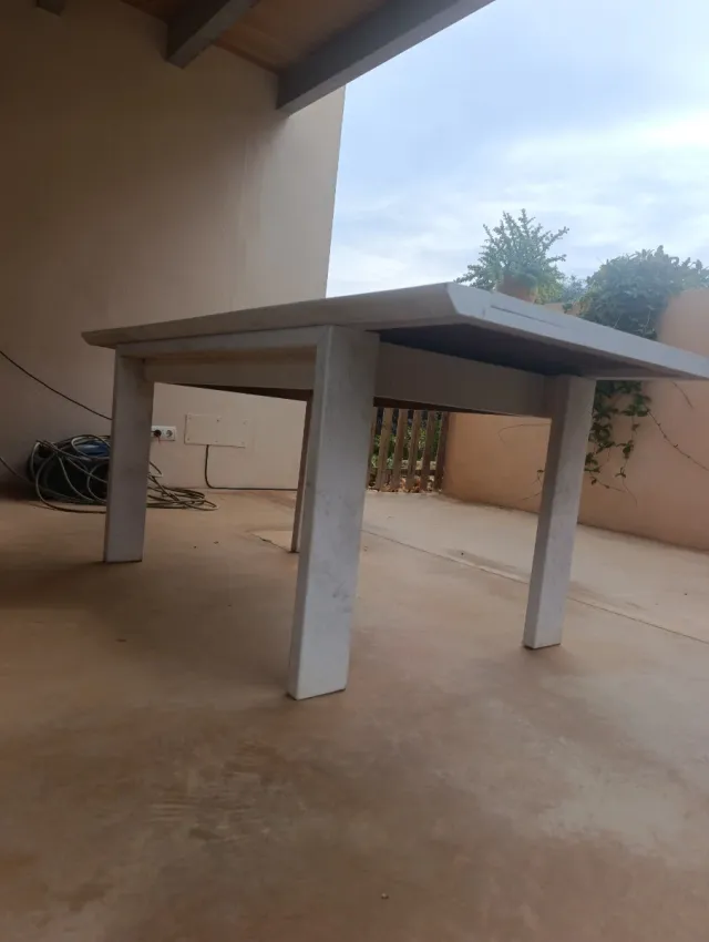 Mesa de madera maciza blanca