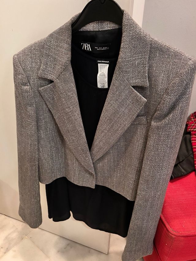 Chaqueta corta Zara gris plateada