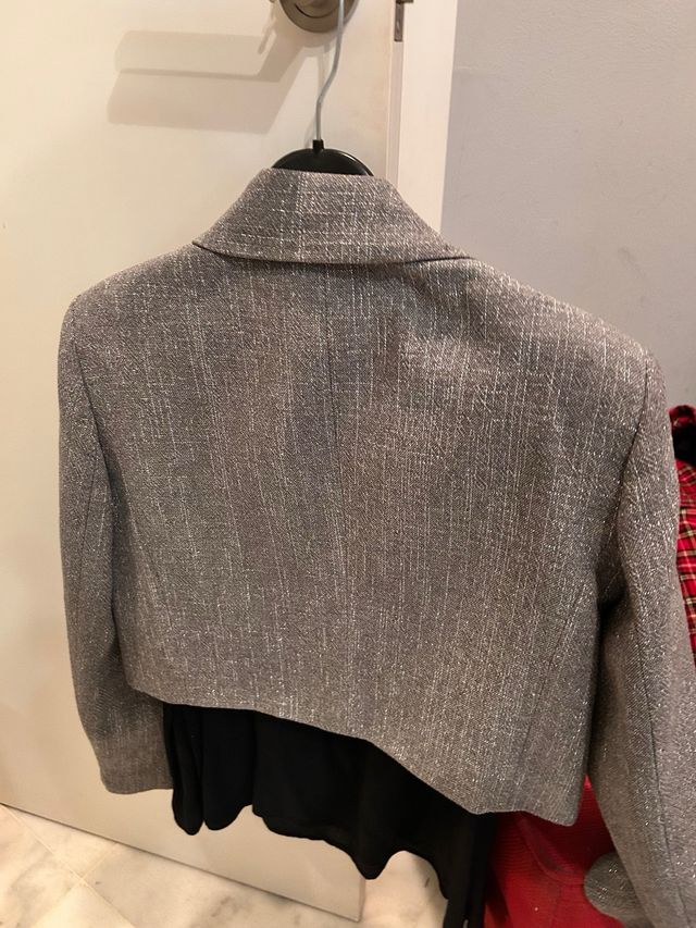 Chaqueta corta Zara gris plateada
