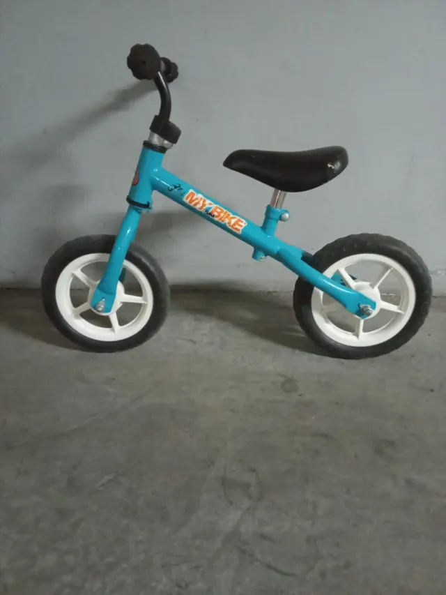 Bicicleta de equilibrio azul
