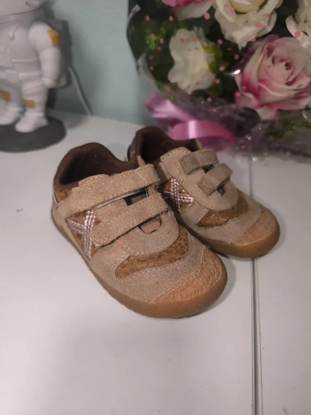 Zapatillas niña beige y marrón marca Munich
