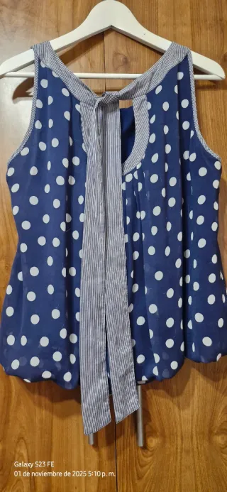 Blusa de lunares azul y blanco