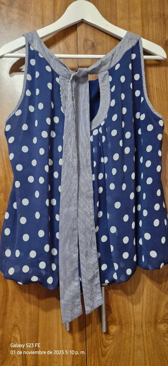 Blusa de lunares azul y blanco