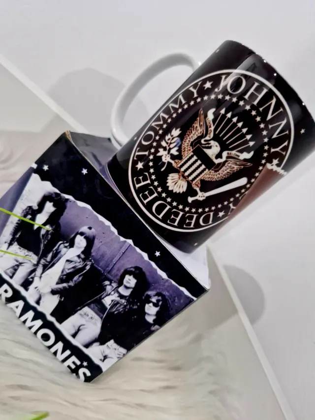 Caneca Ramones Logo