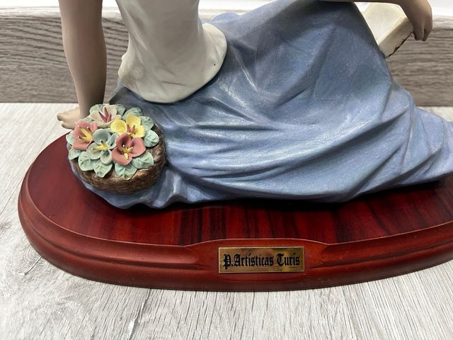 Figura Porcelana Artísticas Turís Niña Cesta Flore