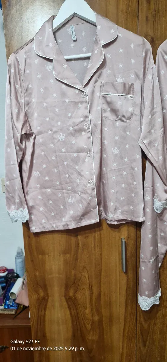 Pijama rosa con estrellas