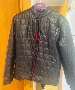 Plumífero negro acolchado fino