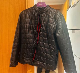 Plumífero negro acolchado fino