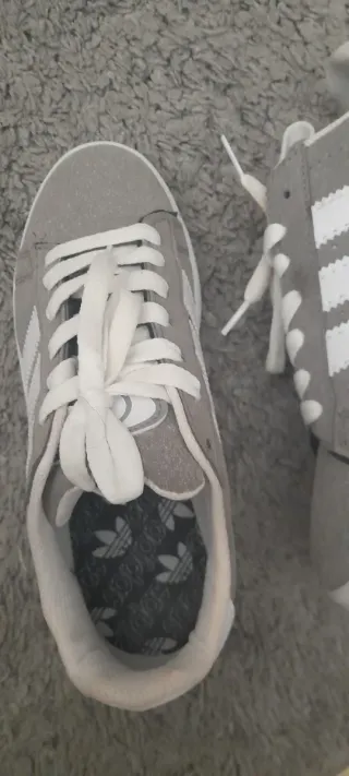 Zapatillas Adidas Grises y Blancas