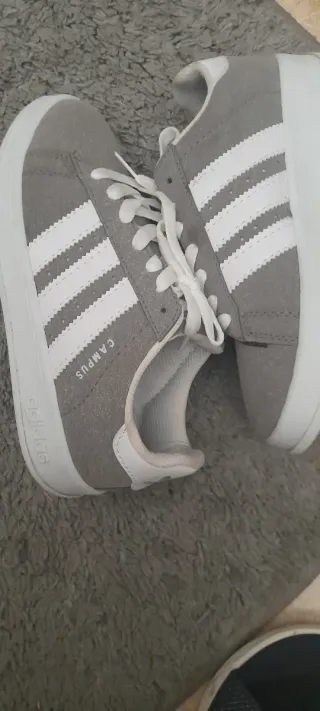 Zapatillas Adidas Grises y Blancas