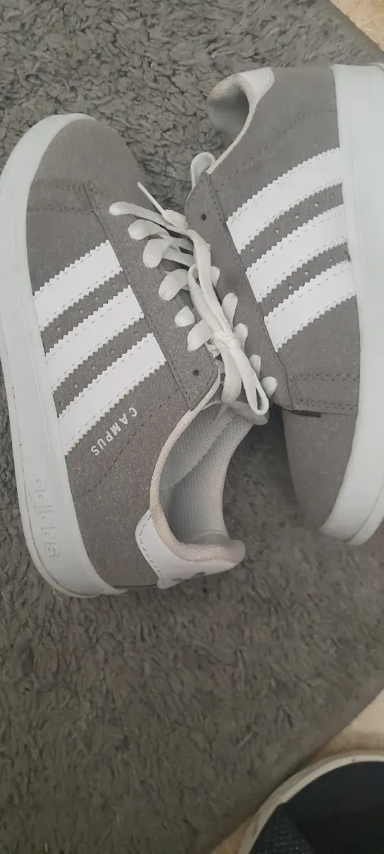 Zapatillas Adidas Grises y Blancas