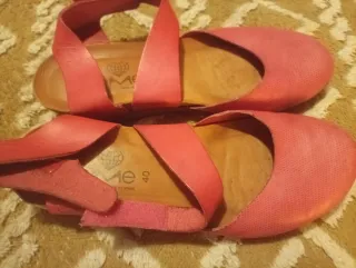 Sandalias con un poquito de cuña. Talla 40 Rojas