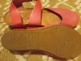 Sandalias con un poquito de cuña. Talla 40 Rojas