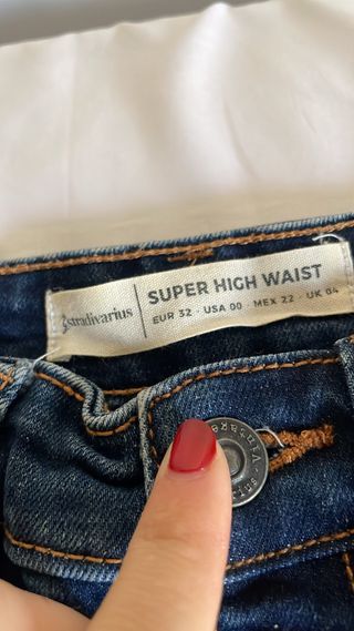 Pantalón vaquero pitillo Stradivarius azul oscuro