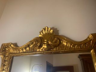 Specchio da parete con cornice dorata