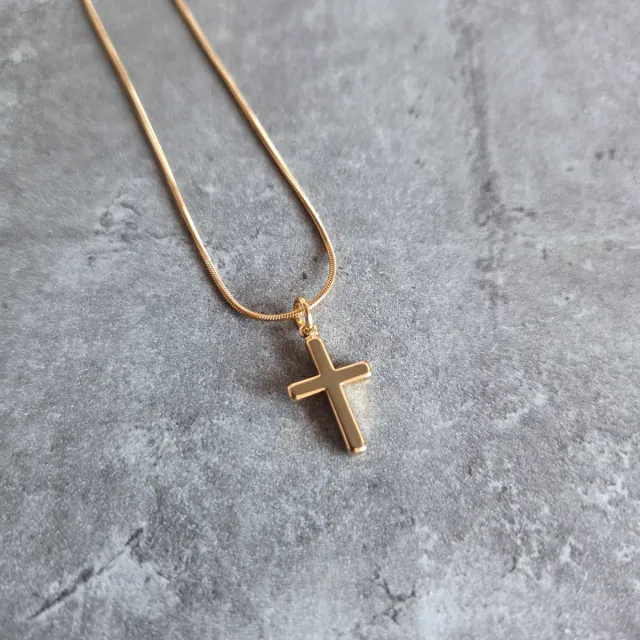 Colgante Cruz Dorada – Fe, Luz y Elegancia