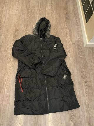 Abrigo negro acolchado con capucha