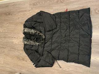 Abrigo negro acolchado con capucha