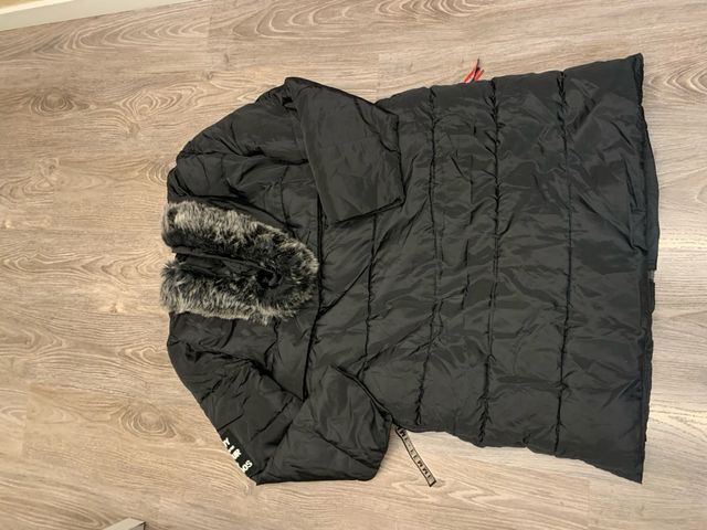 Abrigo negro acolchado con capucha