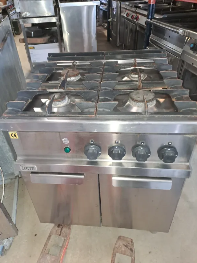 Cocina industrial 4 fuegos Zanussi