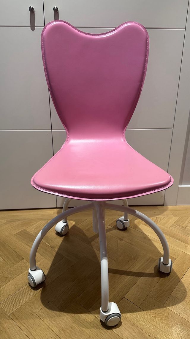 Silla de escritorio rosa con ruedas. elevable