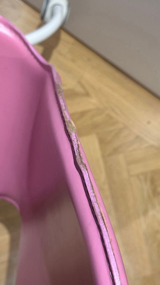 Silla de escritorio rosa con ruedas. elevable