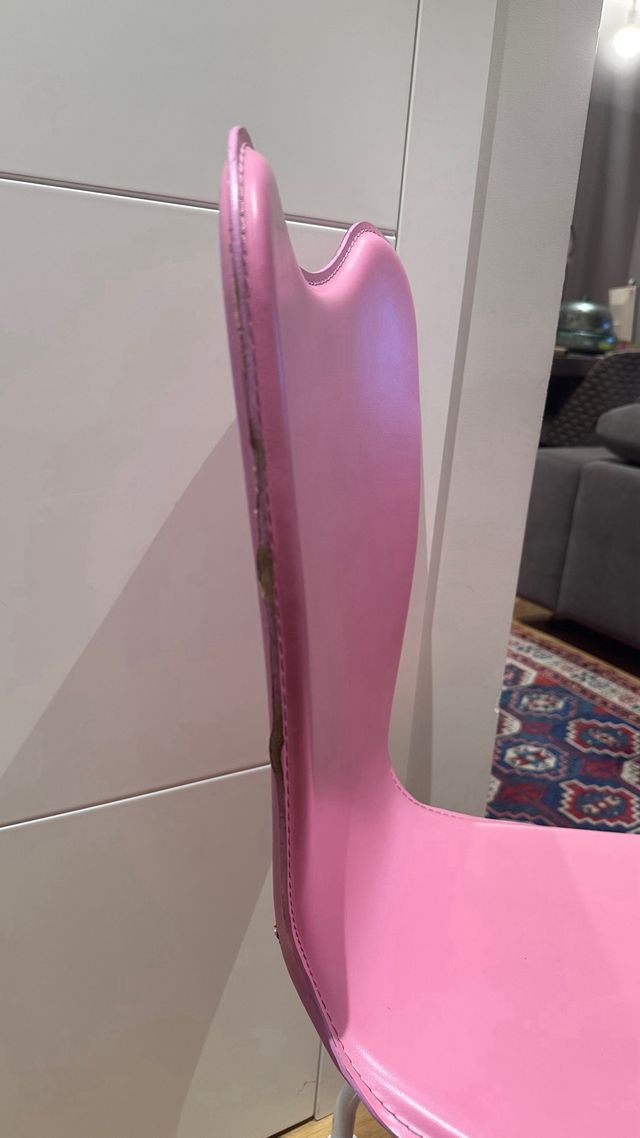 Silla de escritorio rosa con ruedas. elevable