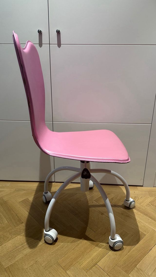 Silla de escritorio rosa con ruedas. elevable
