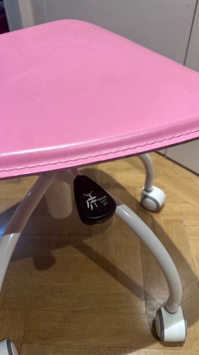 Silla de escritorio rosa con ruedas. elevable