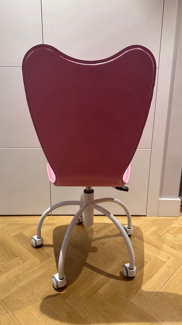 Silla de escritorio rosa con ruedas. elevable