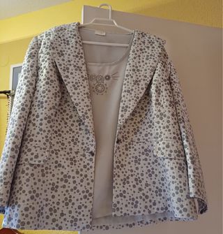 Traje chaqueta y falda gris
