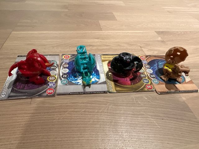 Pack 12 bakugan más algunas cartas.