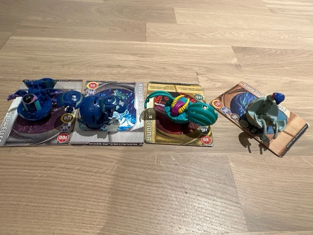 Pack 12 bakugan más algunas cartas.