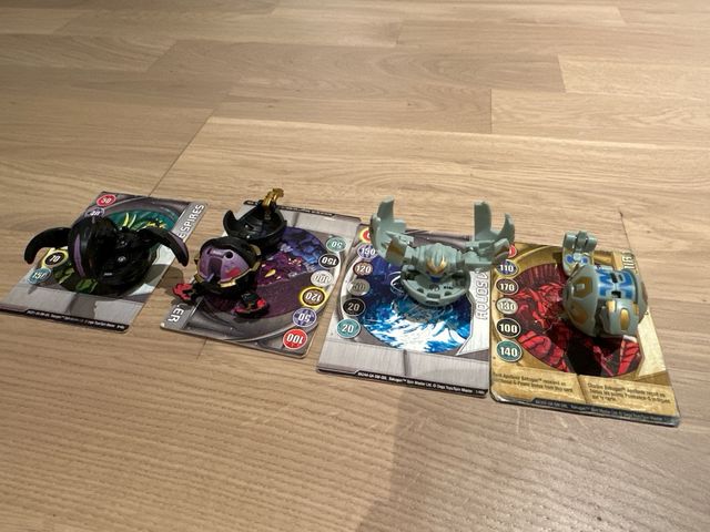 Pack 12 bakugan más algunas cartas.
