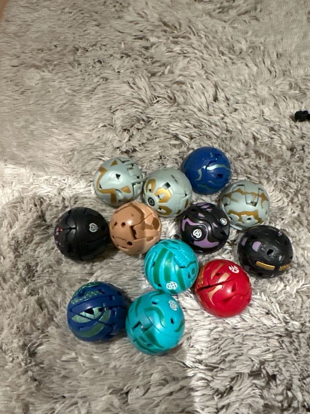 Pack 12 bakugan más algunas cartas.