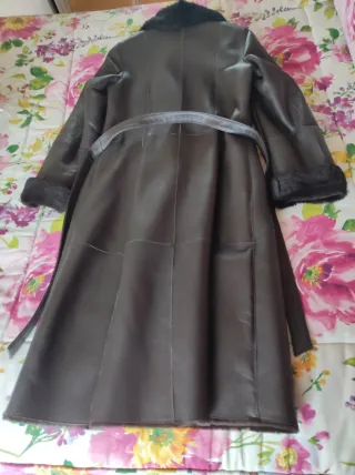 Abrigo piel cordero peletería oscuro